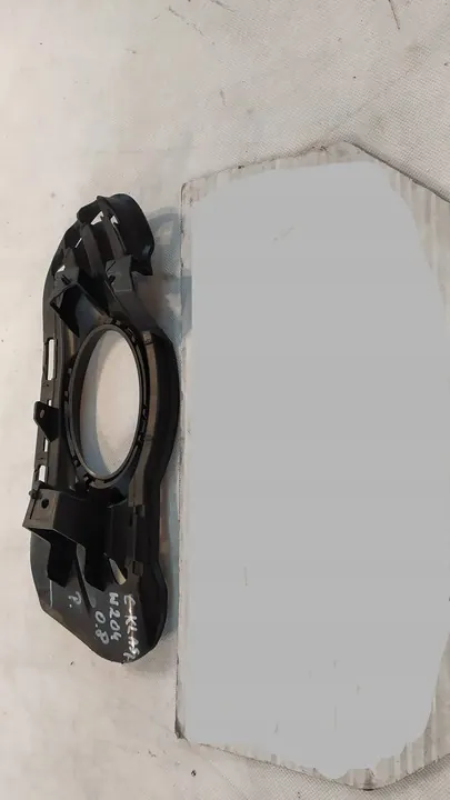 Rejilla de parachoques derecha Mercedes W204 Clase C OEM image 5