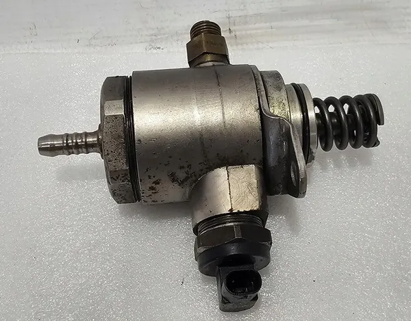 Kraftstoffpumpe Volkswagen / Seat / Skoda / Audi - 06J127025D image 2