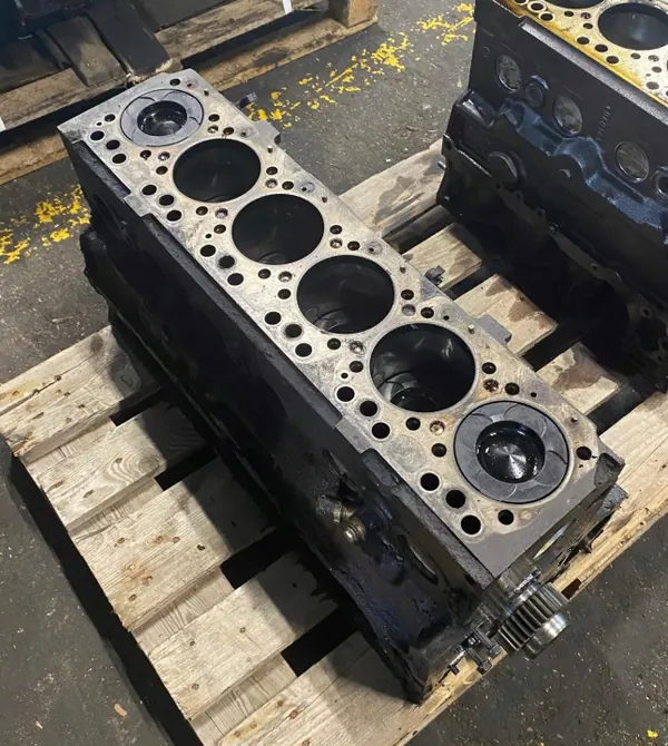 MAN D0836 motorblock med vevaxel och kolvar image 2