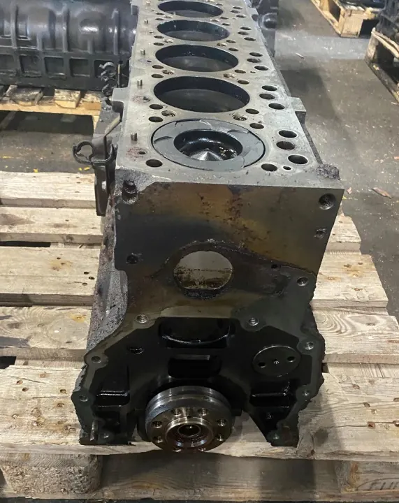 MAN D0836 motorblock med vevaxel och kolvar image 10