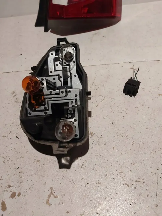 TWINGO II LIFT Support de lampe arrière droit image 2