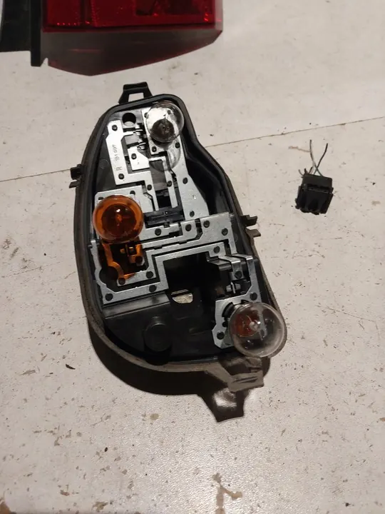 TWINGO II LIFT Support de lampe arrière droit image 4