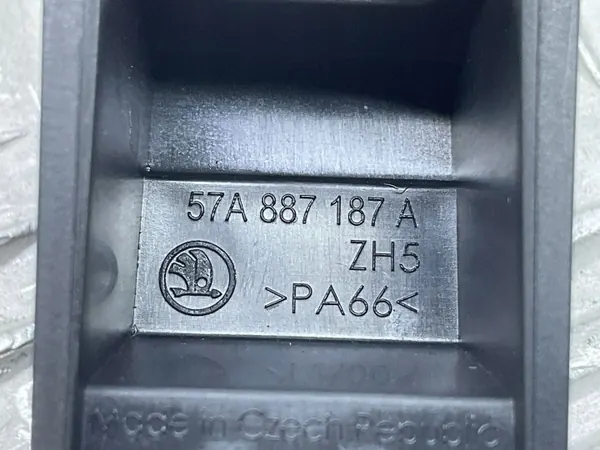 Skoda Karoq ISOFIX-tulppa OEM 575887233 image 3