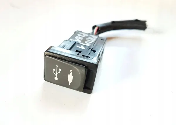 Tomada USB Toyota Prius+ OEM 8619048070 - Usado image 2
