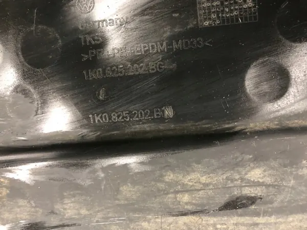 Audi OE Underbensskydd Fram 1K0825202BN image 3