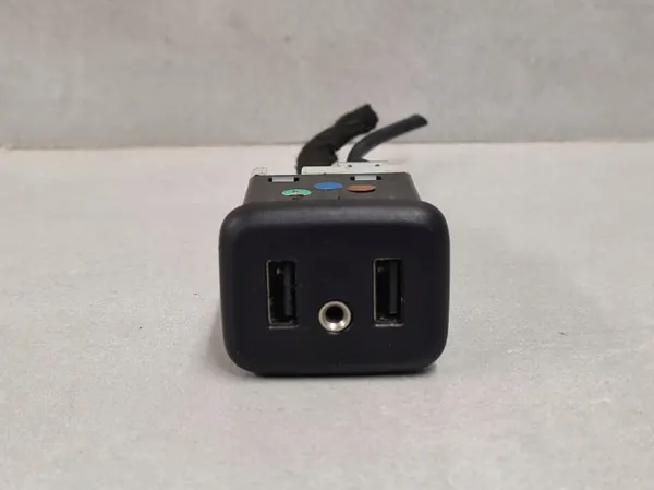 Prise AUX USB OEM 13509942 pour Opel Insignia A image 2