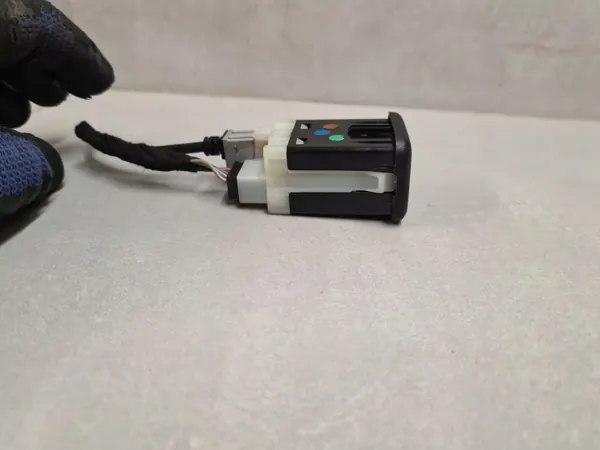 Prise AUX USB OEM 13509942 pour Opel Insignia A image 3