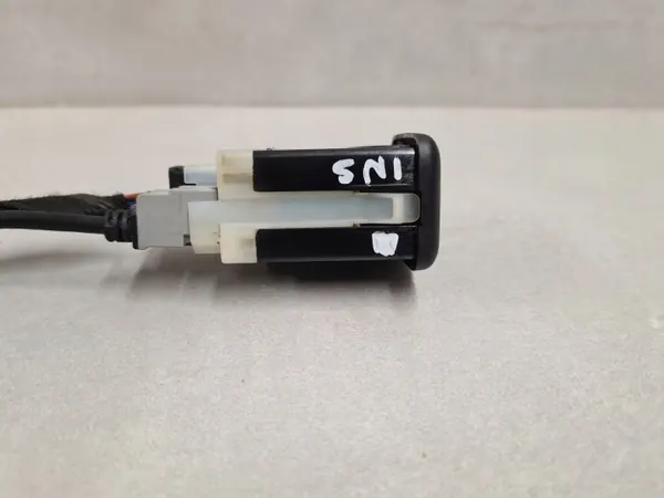 Prise AUX USB OEM 13509942 pour Opel Insignia A image 4