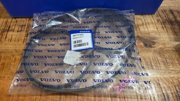 Correa multi-V Volvo OEM 30777352 - Estado usado image 2