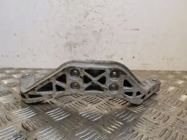Jaguar E-Pace Taka-akselin Diff Halter OEM 6717015190 image 2