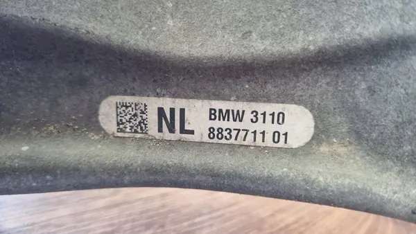 BMW 5 G60 G61 Mozzo di Sospensione Anteriore Destro OEM 6898328 image 2