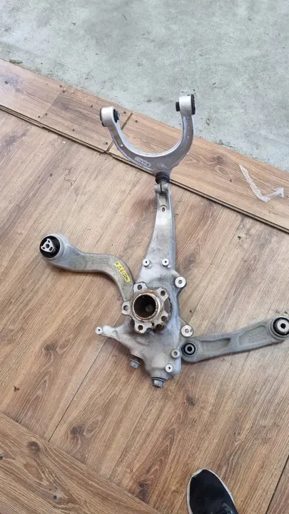 BMW 5 G60 G61 Mozzo di Sospensione Anteriore Destro OEM 6898328 image 5