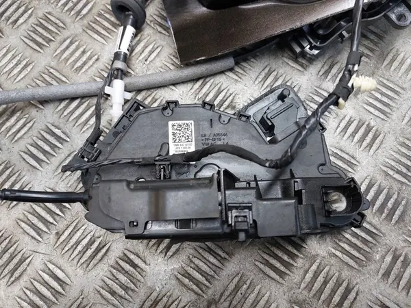 Framvänster Dörrlås + Handtag Passat B8 LD8S image 4