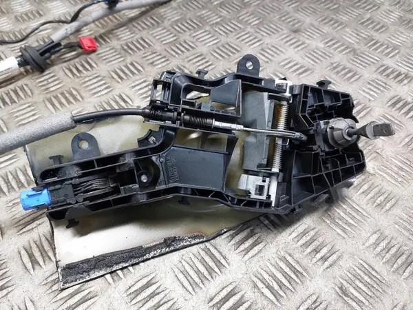 Framvänster Dörrlås + Handtag Passat B8 LD8S image 7