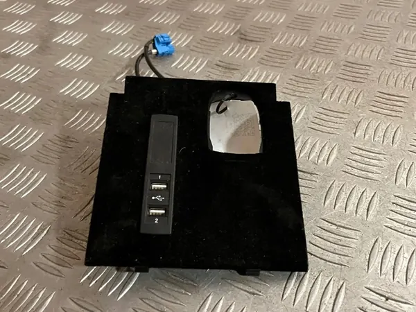 Mercedes-Benz USB-uttag OEM A2228230011 - Begagnad image 2