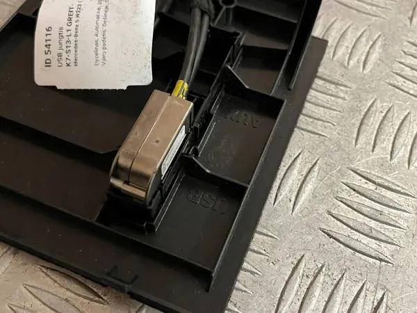 Mercedes-Benz USB-uttag OEM A2228230011 - Begagnad image 3