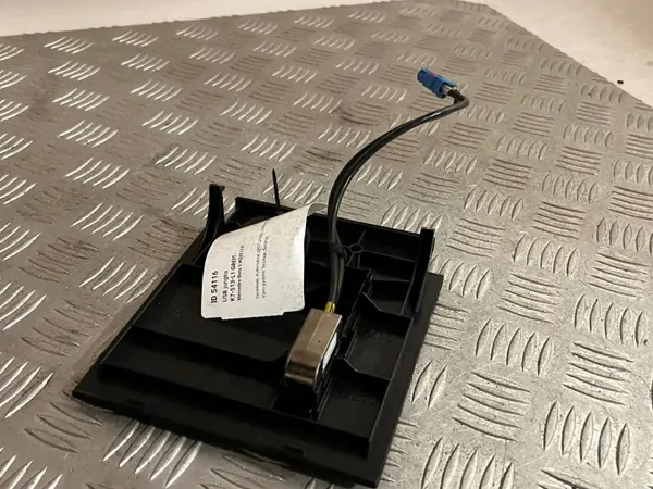Mercedes-Benz USB-uttag OEM A2228230011 - Begagnad image 4