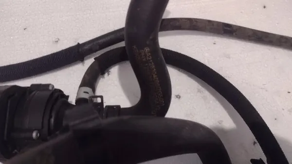 Mercedes Wasserpumpe & Schläuche OEM A2128304096 image 3