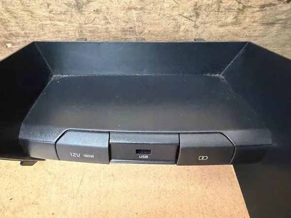 OEM 84684J7000 USB-sytytin Kia Ceed III:lle image 4