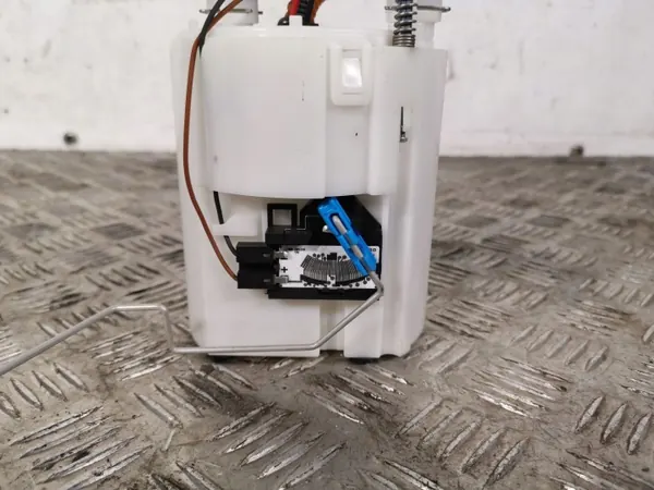 Hyundai Kraftstoffpumpe OEM FBZ15477 - Gebraucht image 3