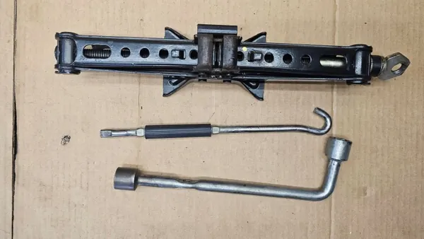 Kit Cric Mitsubishi Carisma OEM avec Clé et Triangle image 2