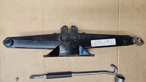 Kit Cric Mitsubishi Carisma OEM avec Clé et Triangle image 3