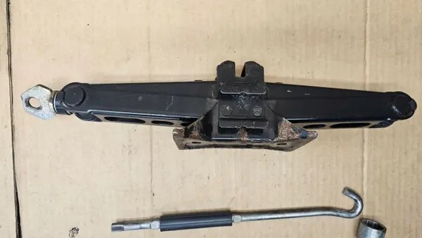 Kit Cric Mitsubishi Carisma OEM avec Clé et Triangle image 4