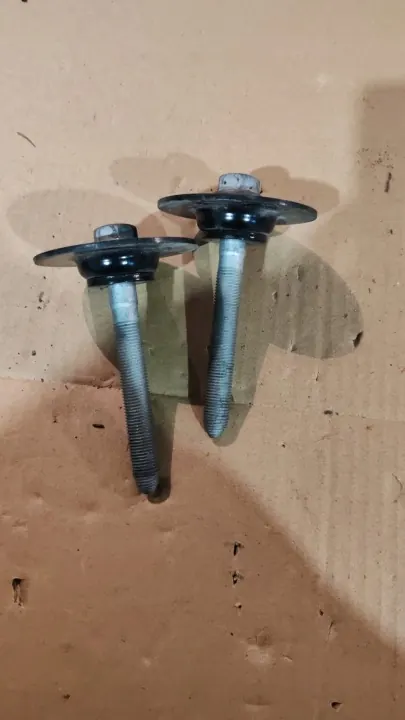 Bakfjädring fästskruvar OEM 554605MZ0A image 2