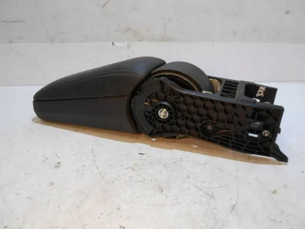 Reposabrazos Skoda Rapid OEM 6V0864207A - Usado image 4