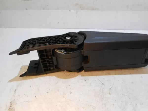 Reposabrazos Skoda Rapid OEM 6V0864207A - Usado image 8