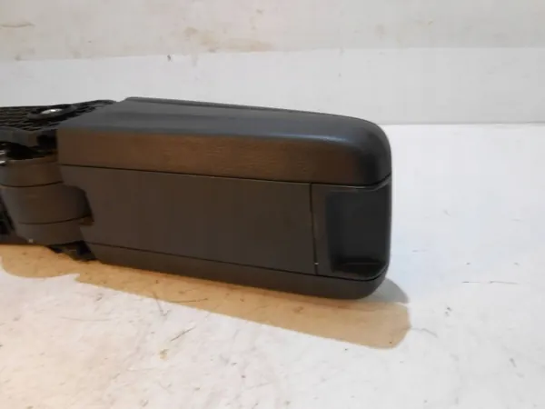 Reposabrazos Skoda Rapid OEM 6V0864207A - Usado image 9