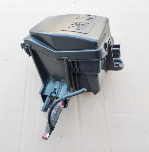 Caja de fusibles OEM 243825499R para Renault Captur image 2