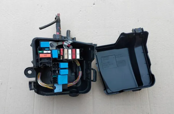 Caja de fusibles OEM 243825499R para Renault Captur image 4