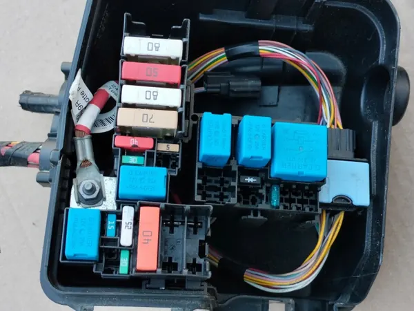 Caja de fusibles OEM 243825499R para Renault Captur image 5