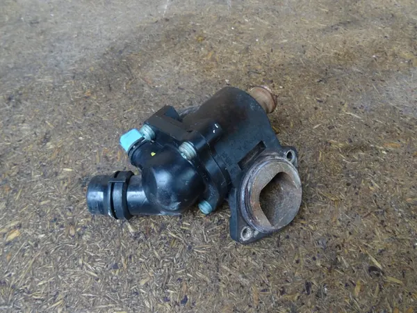 AUDI A4 B6 B7 1.8T Carcasa de termostato 06B121111G image 2