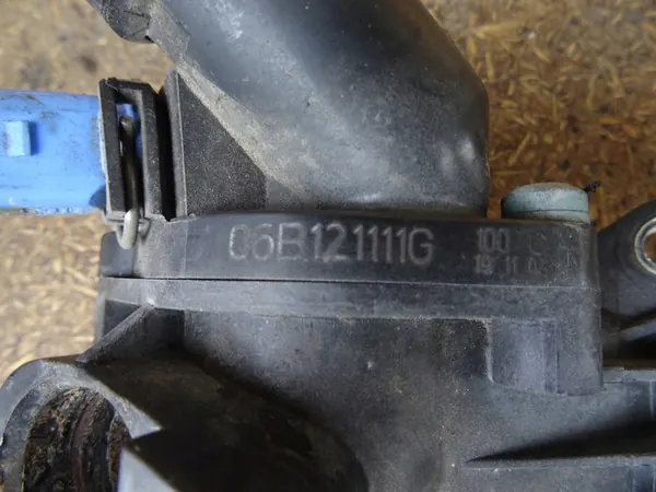 AUDI A4 B6 B7 1.8T Carcasa de termostato 06B121111G image 3