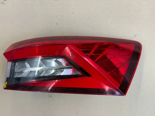 Lámpara trasera Skoda OE usado OEM 565945208A image 2