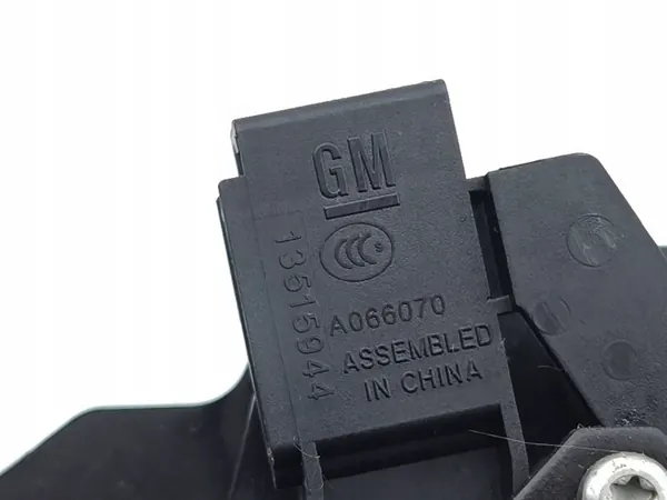 Fecho porta-malas Chevrolet Trax OEM A066070 - Usado image 8