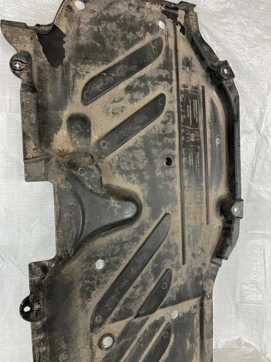 Mercedes GLS W167 Nedre motorlock OEM A1676809701 image 3