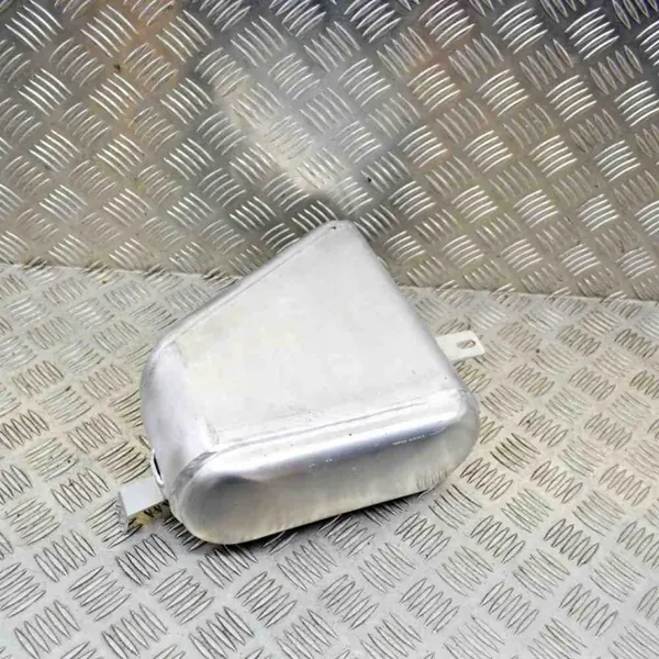 Audi Q8 2021 Achter luchtvering tank OEM 4M0616203F image 4