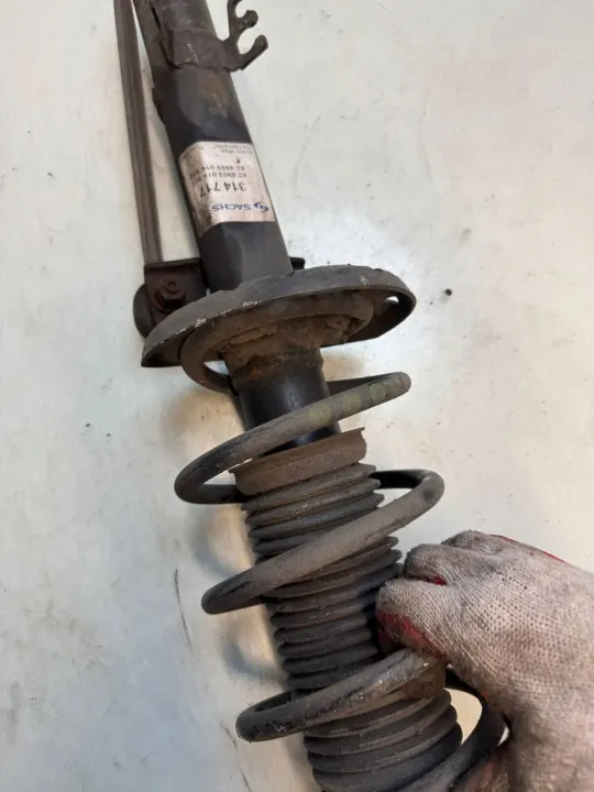 OEM 22131 Etujousi Skoda Rapidille image 3