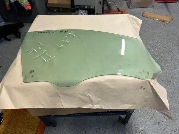 Porsche Cayenne II 7P Fram Höger DörrGlas OEM image 2