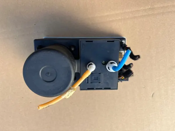 Pompe de verrouillage central OEM 8D0862257C Audi A3 8L image 3