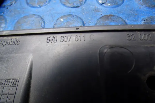 Cubierta de parachoques Skoda Fabia III OEM 6V0807611C image 8