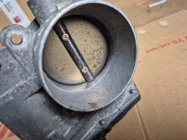 Corps de papillon Volvo S40 2.4 OEM 8677694 image 3