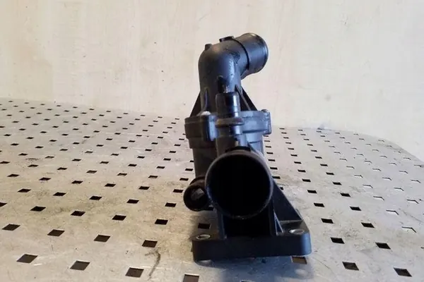 Carcasa de termostato NISSAN X-TRAIL 1.6L diésel 2017 OEM image 2