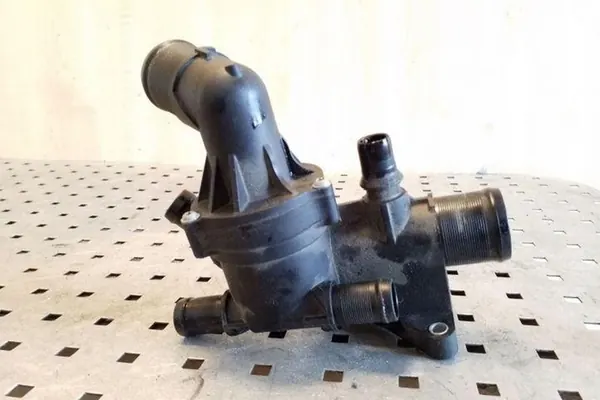 Carcasa de termostato NISSAN X-TRAIL 1.6L diésel 2017 OEM image 4