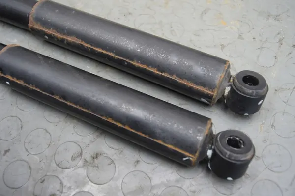 Ammortizzatore posteriore Mitsubishi L200 2.5DID image 2