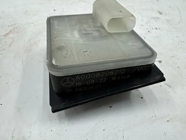 Brandstoftankopening knop Mercedes-Benz EQC 2022 A0008206212 image 5