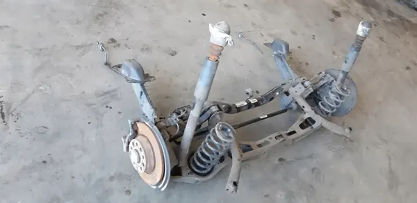 Travesaño trasero VW Tiguan I OEM 5N0505235L - Usado image 4